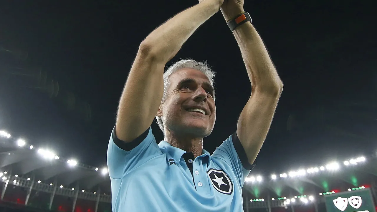 O português Luis Castro deixa o Botafogo na liderança da Série A de 2023