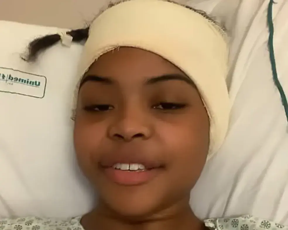 Imagem da notícia: Filha de Adriana Bombom e Dudu Nobre é internada por infecção após colocar piercing
