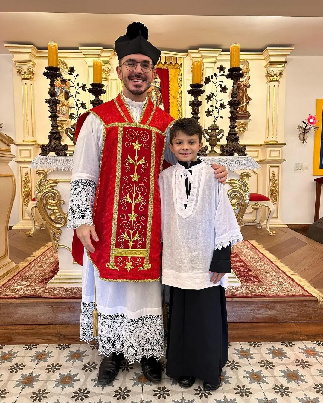 Imagem da notícia: Juliano Cazarré compartilha foto do filho como coroinha: 'enche o coração do papai de alegria'