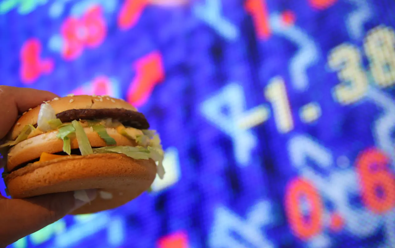 Imagem da notícia: Qual a relação entre economia e índice Big Mac e 'efeito batom'? Entenda