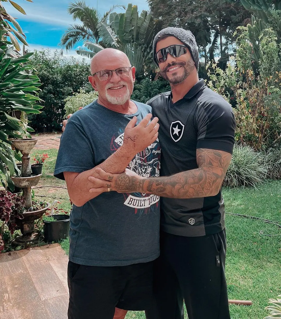 Imagem da notícia: Teto de sauna explode com ex-participante de reality show dentro 