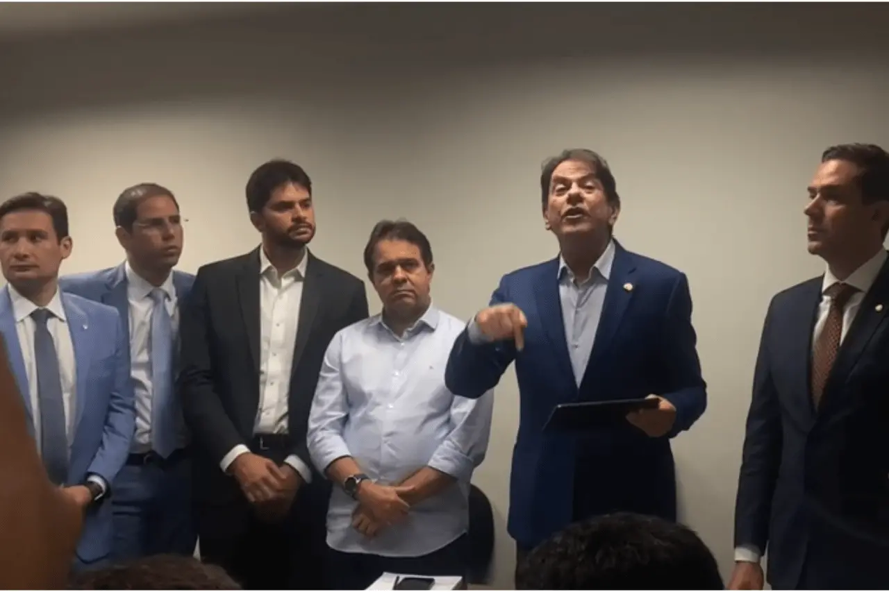 Imagem da notícia: Cid contesta intervenção nacional do PDT e diz que convocação de diretório no Ceará está mantida