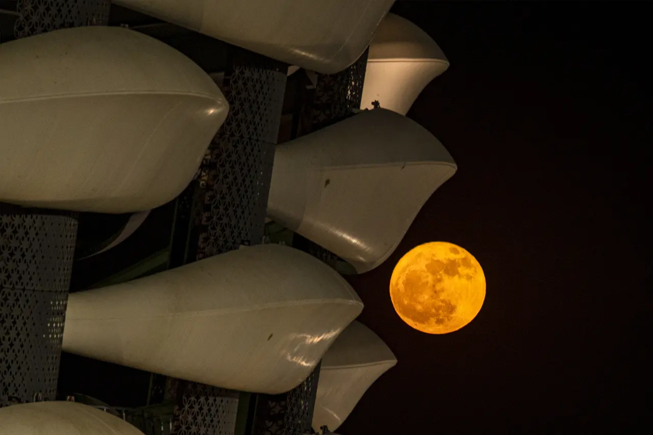 'Superlua dos Cervos' surge atrás do Estádio Internacional de Basra, na cidade de Basra, no sul do Iraque, em 3 de julho de 2023.