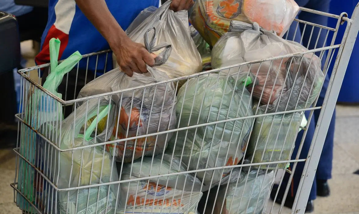 Imagem da notícia: Reforma tributária pode definir 'cesta básica nacional' para desonerar produtos; veja itens