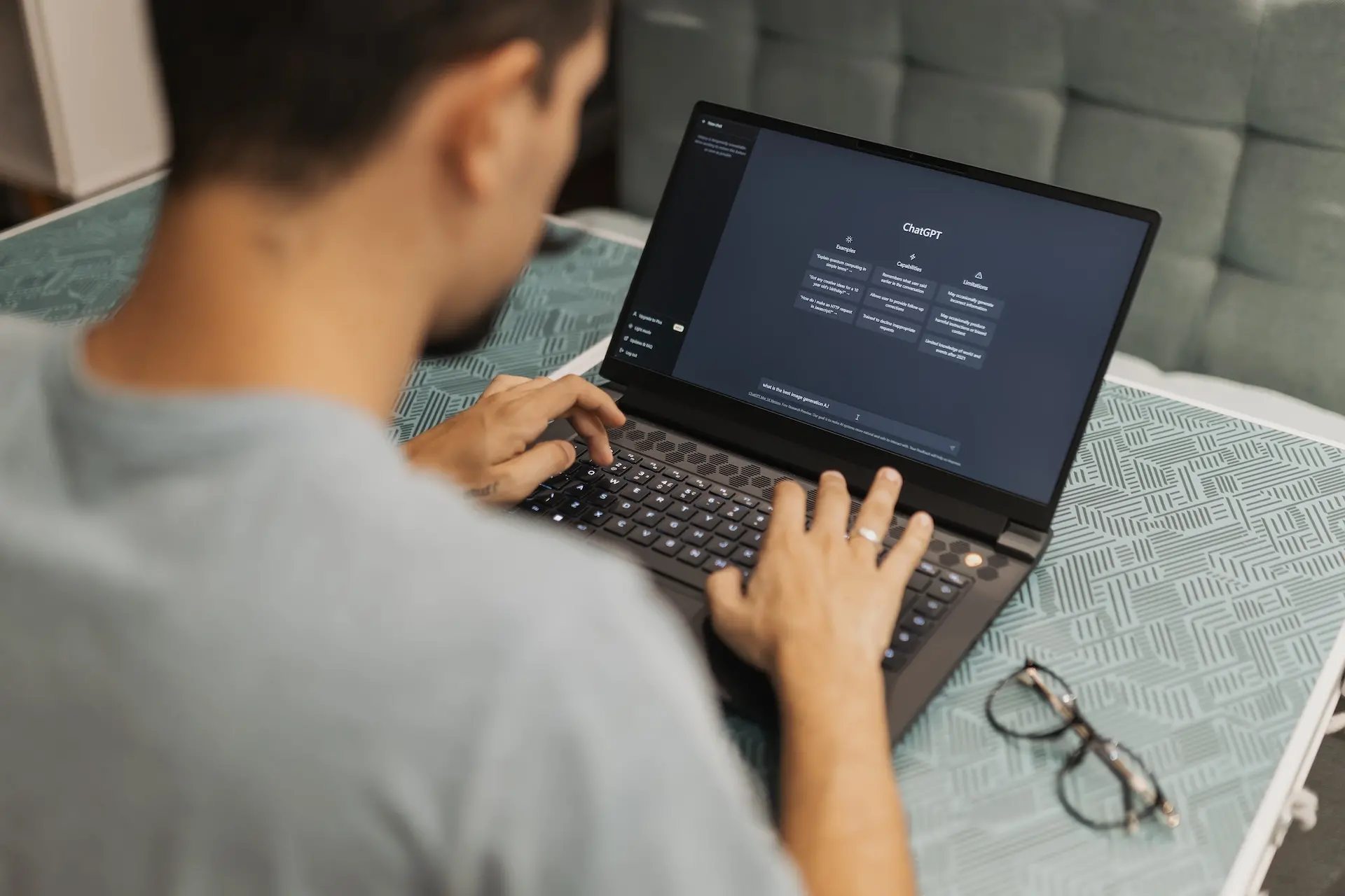 Imagem da notícia: Para além de banir ou aceitar, como lidar com as ferramentas de inteligência artificial na educação 