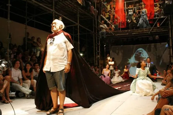 O dramaturgo cearense Ricardo Guilherme ressalta a experiência de interação com o público que Zé Celso Martinez promovia em suas apresentações. Na foto, o artista em cena no município de Quixeramobim