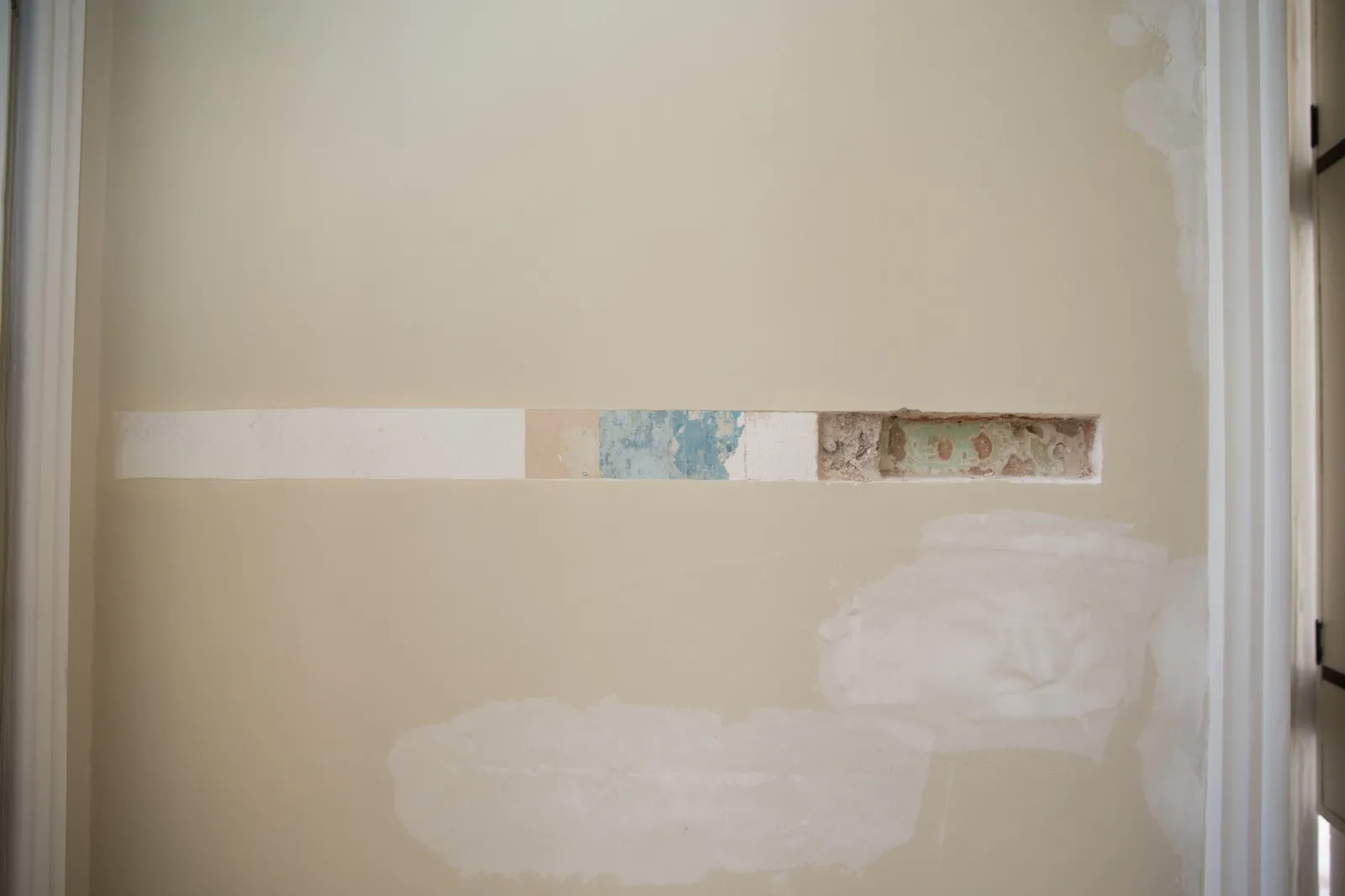 Recortes na parede são feitos para encontrar as camadas de pintura durante o tempo