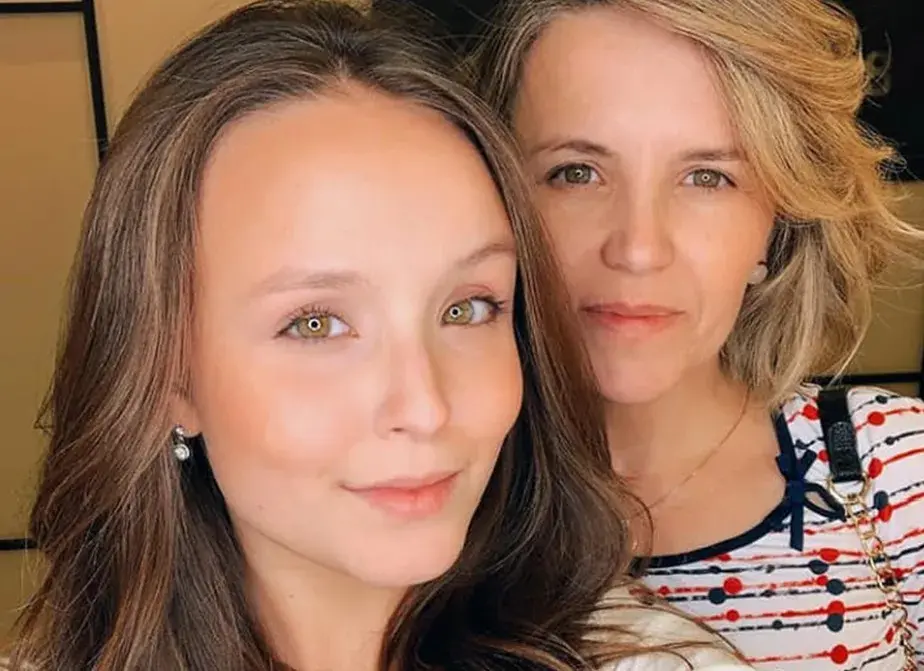 Imagem da notícia: Larissa Manoela fala sobre relação com a mãe: ‘tenho uma nova família’