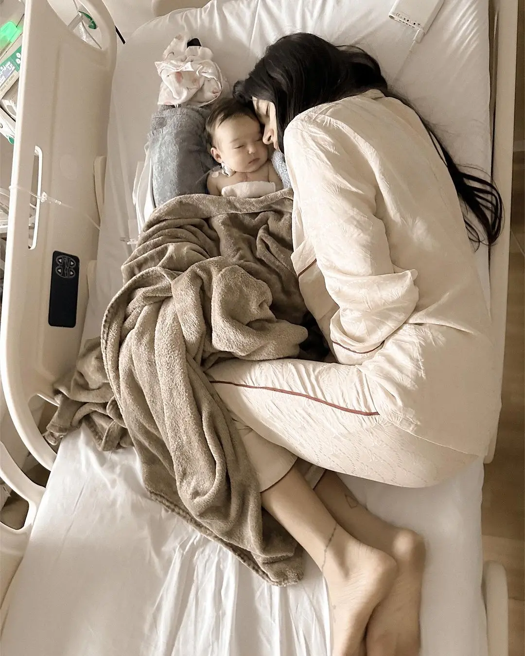 Imagem da notícia: Bebê de 2 meses de Thaila Ayala e Renato Góes passa por cirurgia