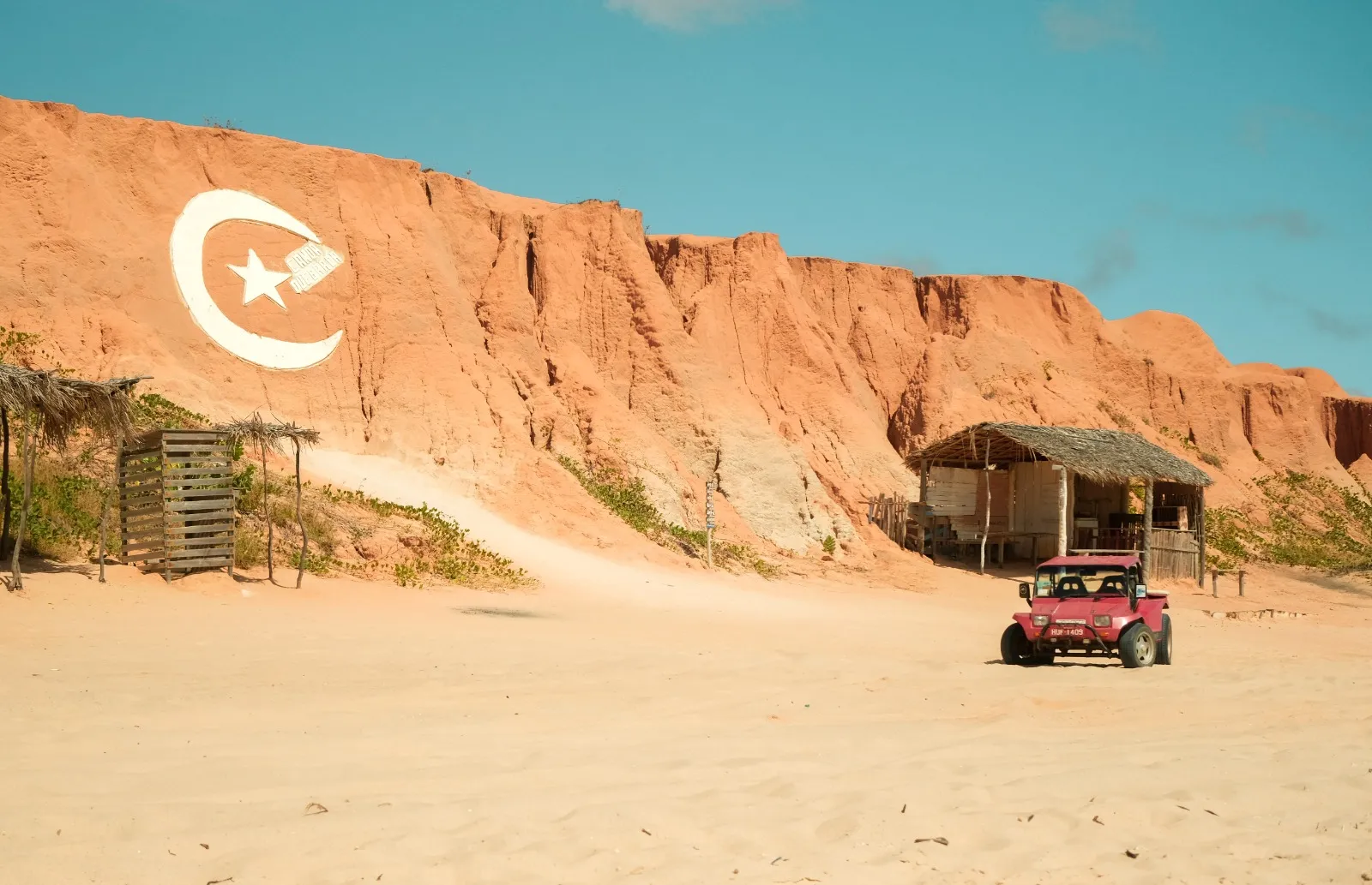 O sobe-e-desce para se aventurar nas dunas e falésias é feito, principalmente, por buggy