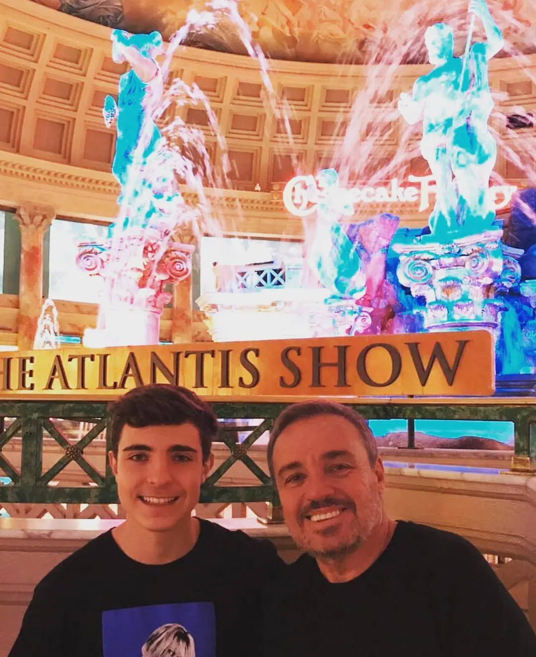 Imagem da notícia: Filho de Gugu Liberato visita bastidores de programas da Globo e SBT