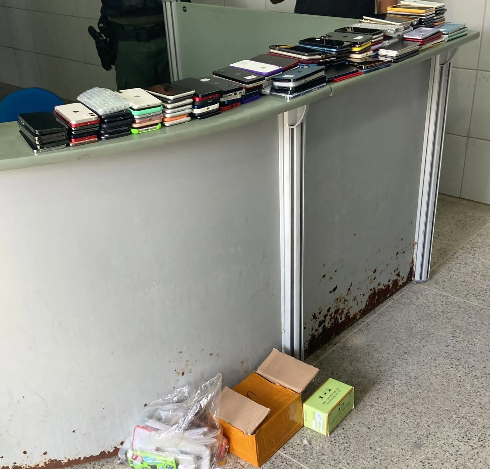 Cerca de 200 aparelhos celulares, a maioria de modelo iPhone, estavam dentro de carro apreendido em julho