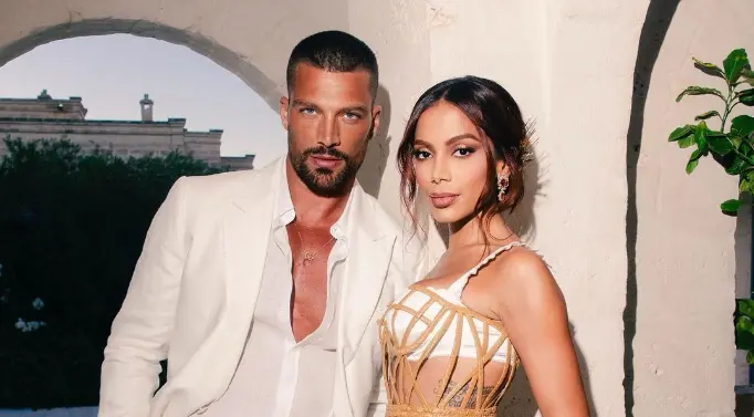Imagem da notícia: Anitta chega de mãos dadas com ator italiano Simone Susinna a evento de moda na Itália
