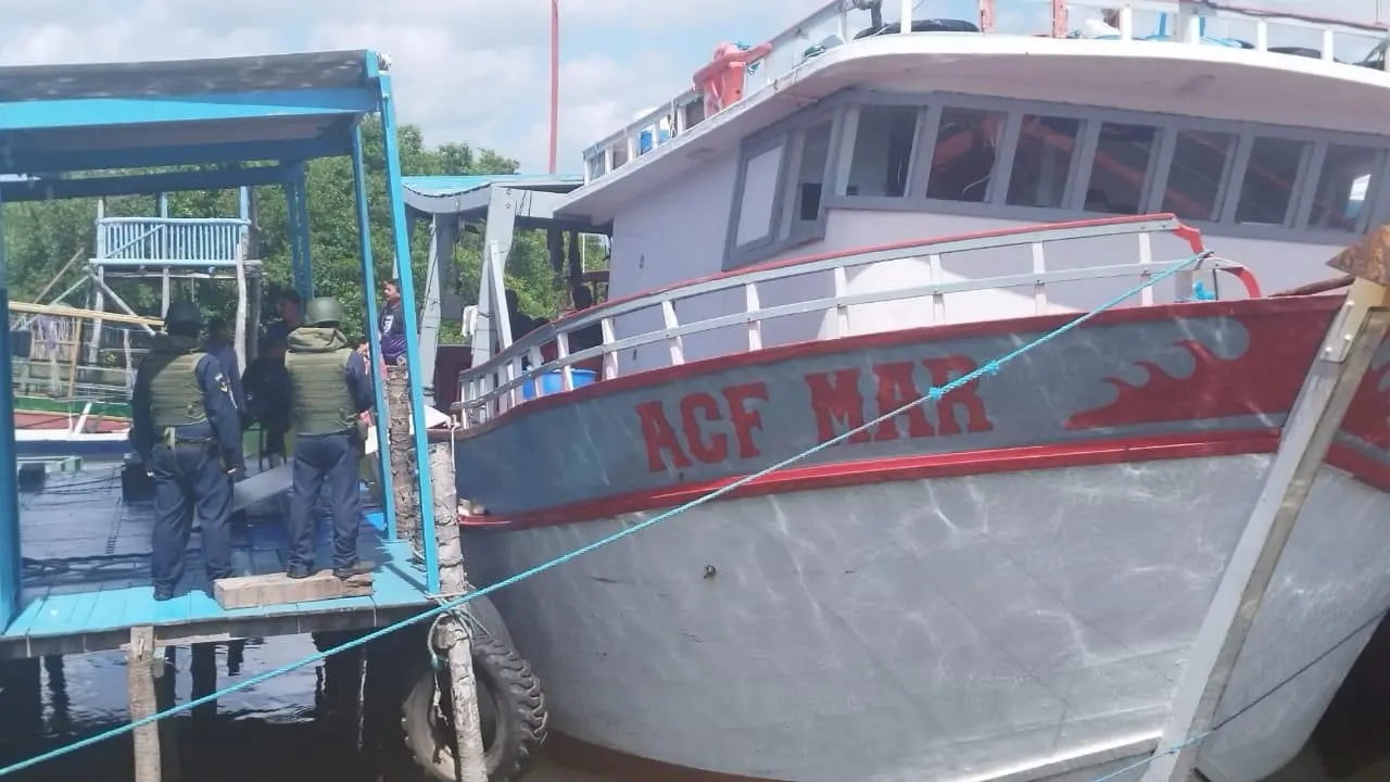 Imagem da notícia: 10 toneladas de atum são apreendidas em porto de Acaraú, no interior do Ceará 