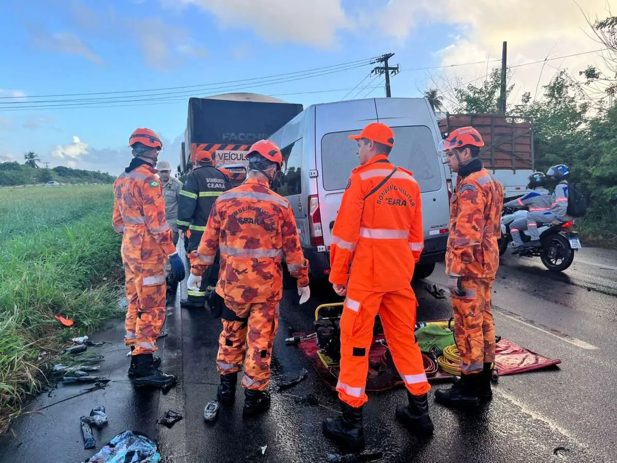 Imagem da notícia: Dois idosos morrem em colisão de van que transportava pacientes para Fortaleza