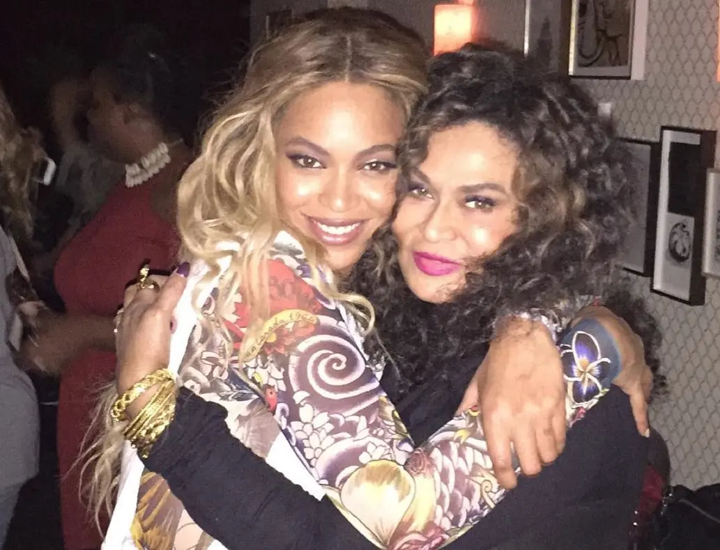 Imagem da notícia: Tina Knowles, mãe de Beyoncé, tem mansão invadida; suspeitos levam R$ 5 milhões em dinheiro e joias