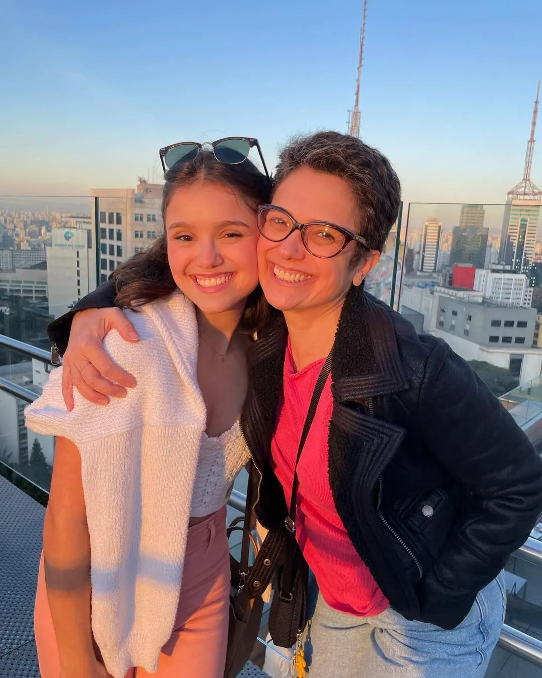 Imagem da notícia: Filha de Sandra Annenberg fala sobre apoio da mãe ao se assumir LGBTQIA+: ‘me senti abraçada’