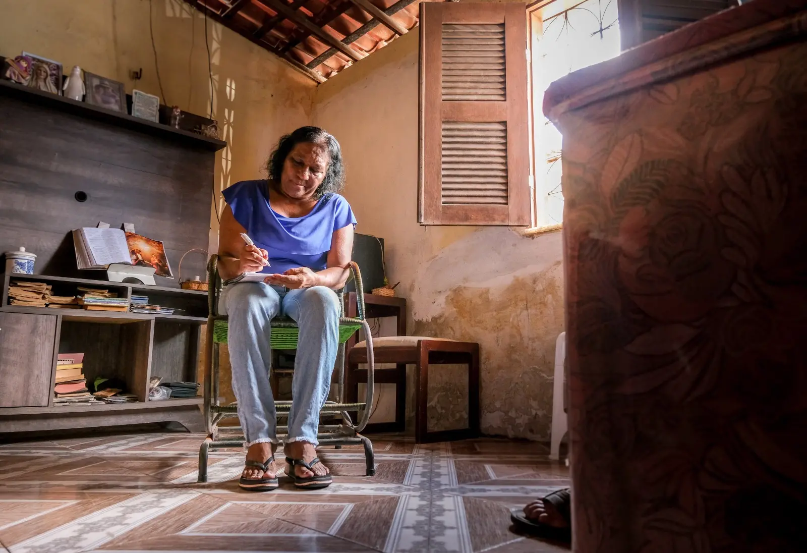 Imagem da notícia: ‘Até eu achava impossível’: a dona de casa que lançou o primeiro livro aos 60 anos e mudou a vida