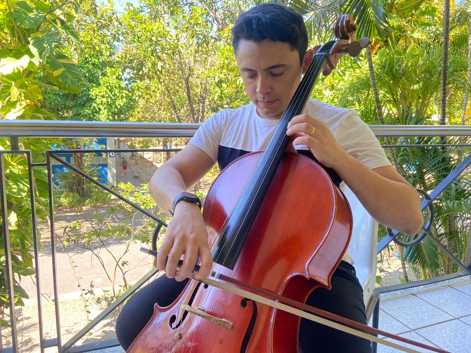 Imagem da notícia: Ítalo Nogueira, um músico que faz caber do forró ao funk no violoncelo