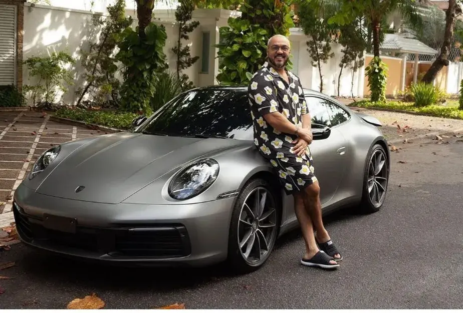 Imagem da notícia: Belo tem cachê em alta, carros de luxo e mansão no RJ