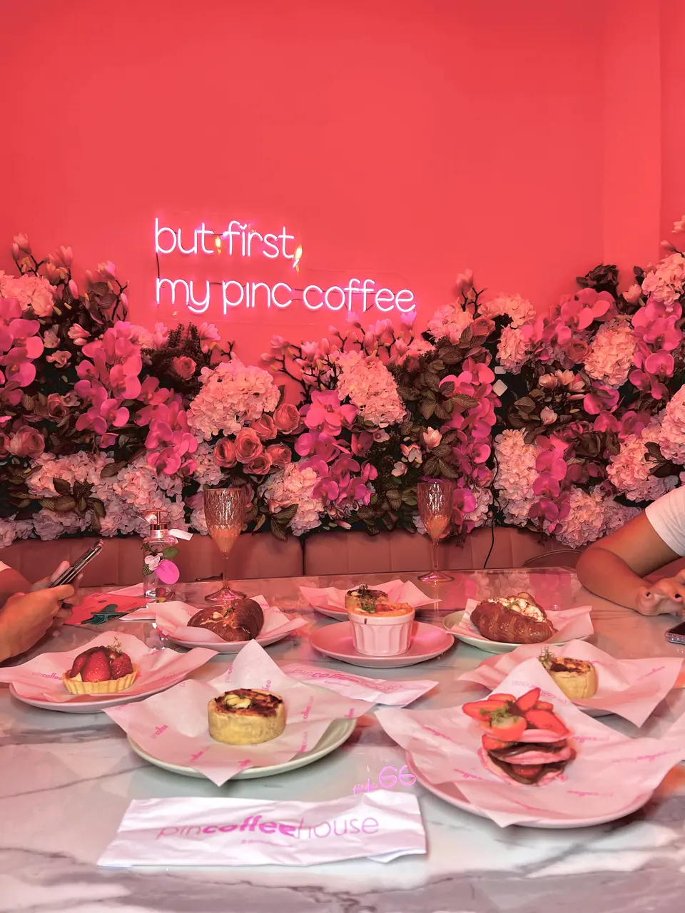 Imagem da notícia: Estética Barbie: cafeterias de Fortaleza lançam eventos e cardápio especial para lançamento de filme