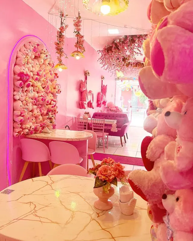 Decoração do Café de Miss traz elementos para criar um universo fantasioso