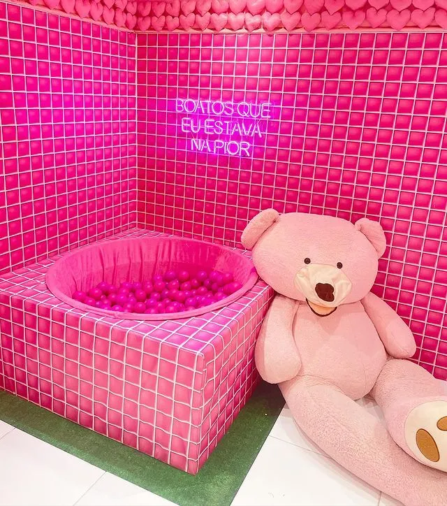 Piscina de bolinhas pink faz experiência ser mais imersiva