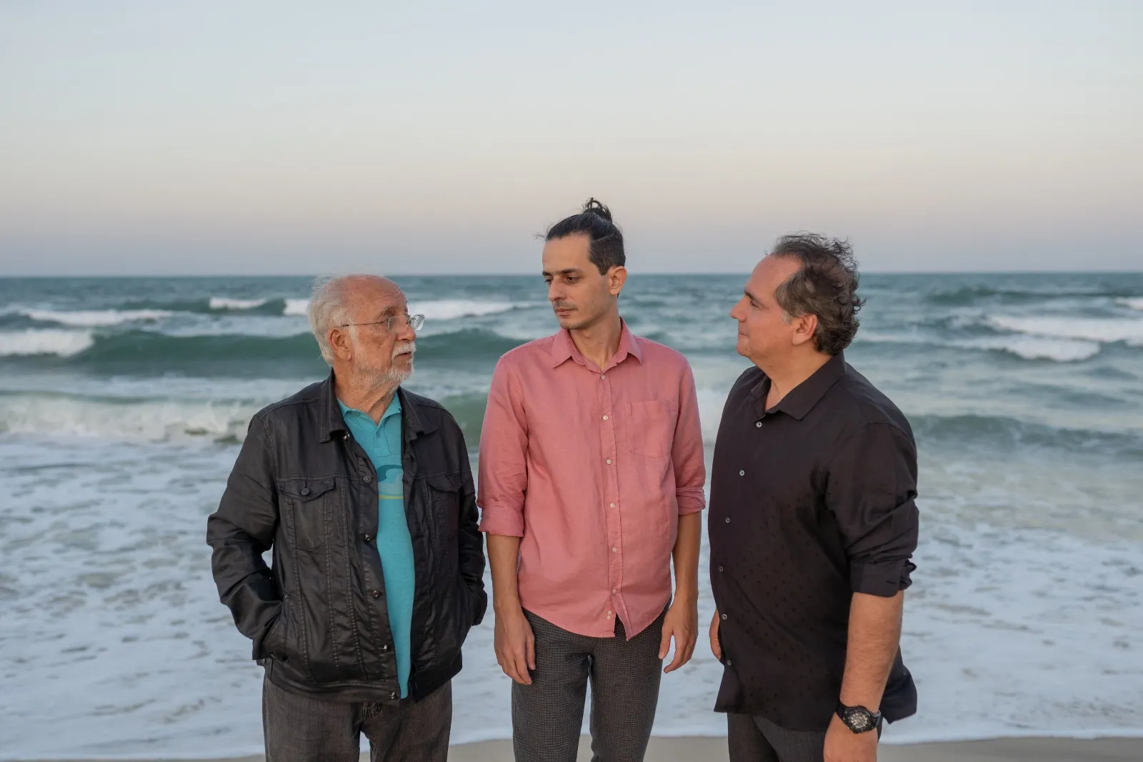 Disco celebra os 85 anos de Roberto Menescal, privilegiando versões instrumentais para parcerias do mestre da bossa nova com Ronaldo Bôscoli.