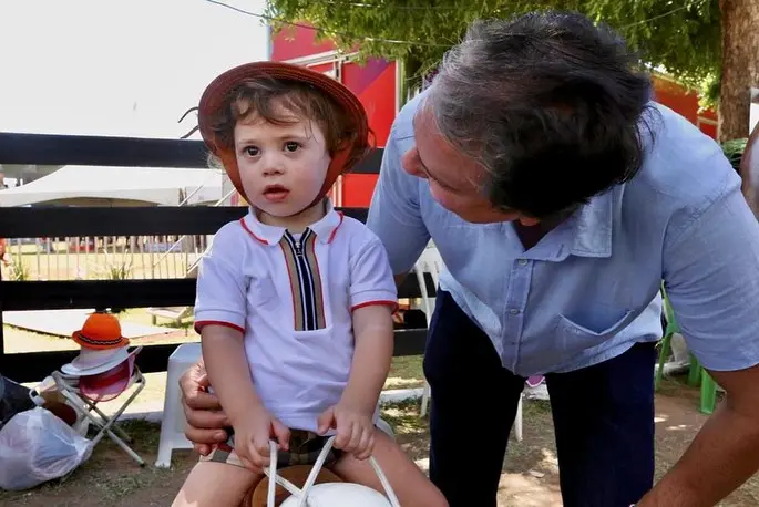 Imagem da notícia: Camilo Santana visita último dia de Expocrato com a família; veja imagens