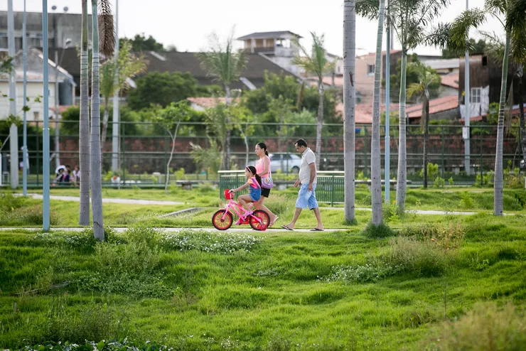 Manhã, tarde ou noite, o calçadão ganha usos e usuários incrivelmente diferentes, produzindo um colorido social