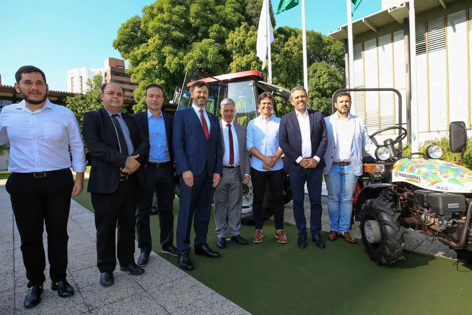 Imagem da notícia: Governo do Ceará assina memorando para instalação de fábrica de tratores em Baturité 