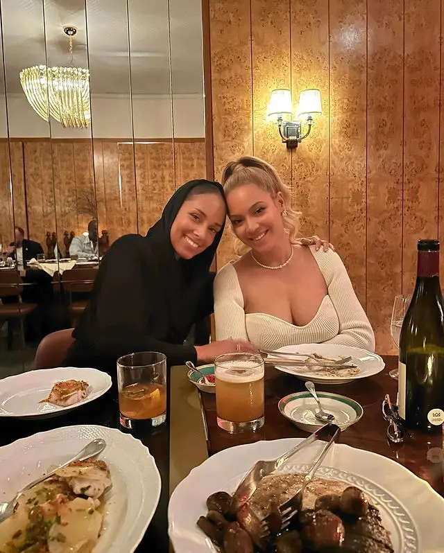 Imagem da notícia: Alicia Keys compartilha foto ao lado de Beyoncé e fãs comemoram encontro
