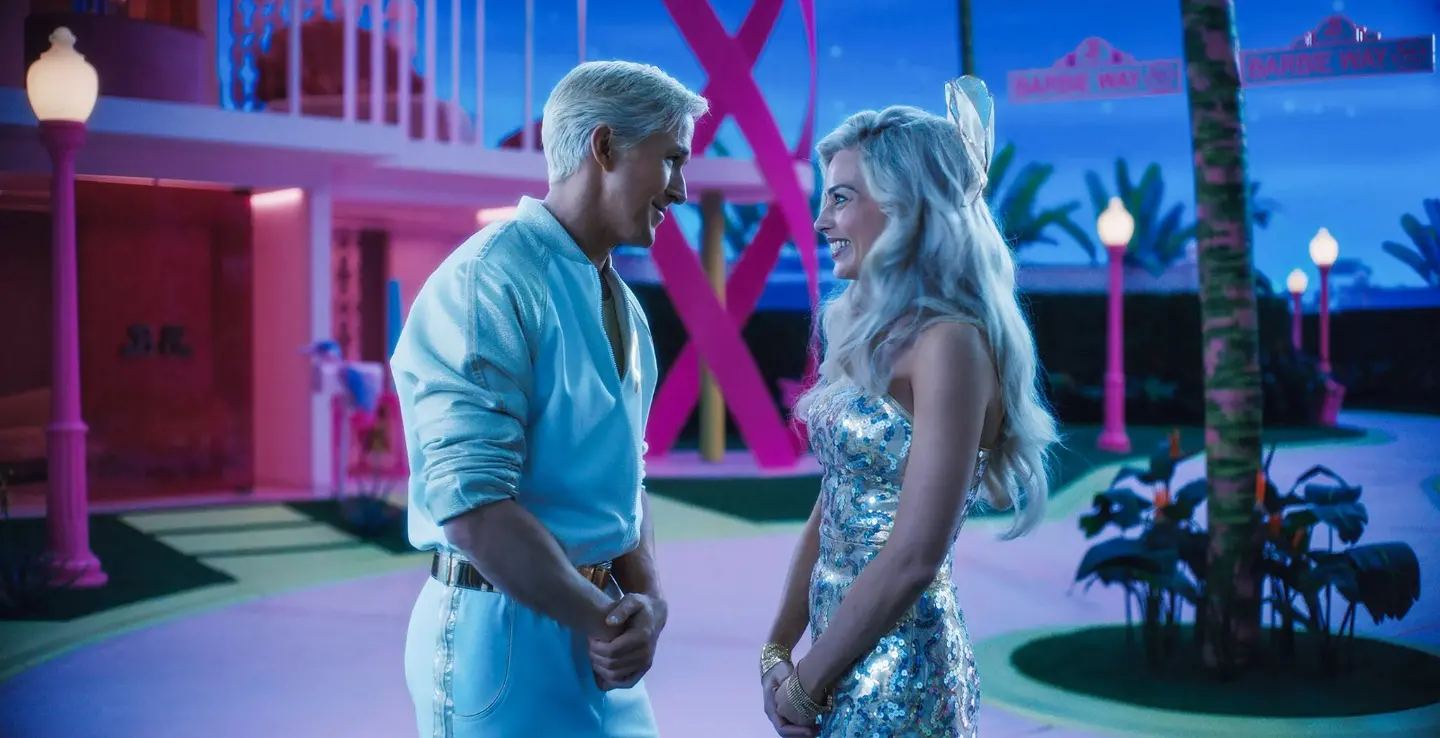 Margot Robbie e Ryan Gosling em cena no filme 'Barbie'