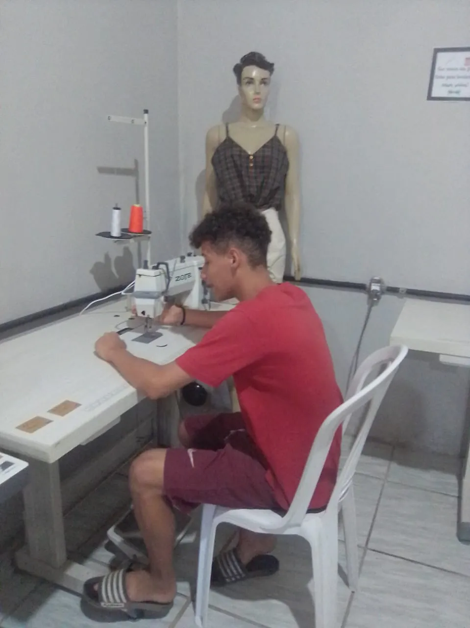 Kauan afirma que quando está com a máquina de costura, ele preciso 