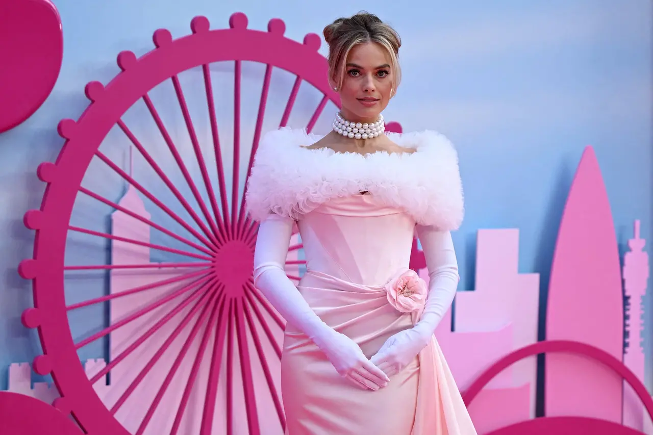 Imagem da notícia: Margot Robbie, protagonista de Barbie, se torna a atriz mais bem paga de Hollywood; veja fortuna