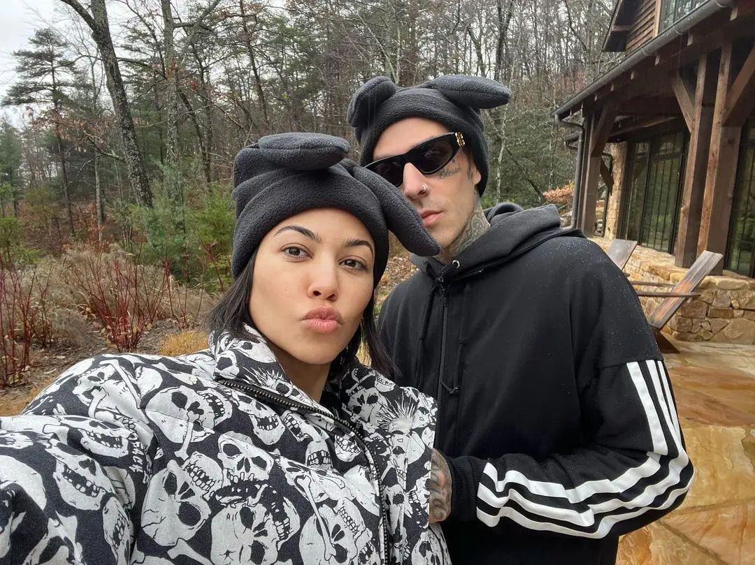 Imagem da notícia: Travis Barker revela possível nome de filho com Kourtney Kardashian e reconhece: ‘sei que é ruim’