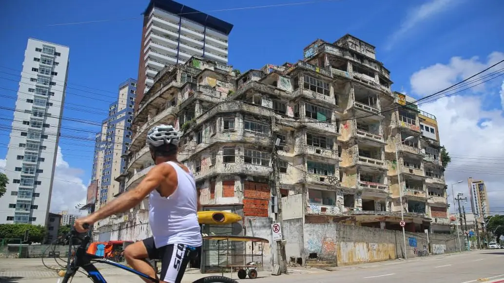 Imagem da notícia: Elmano revoga utilidade pública do Edifício São Pedro e família pode agora decidir futuro do prédio