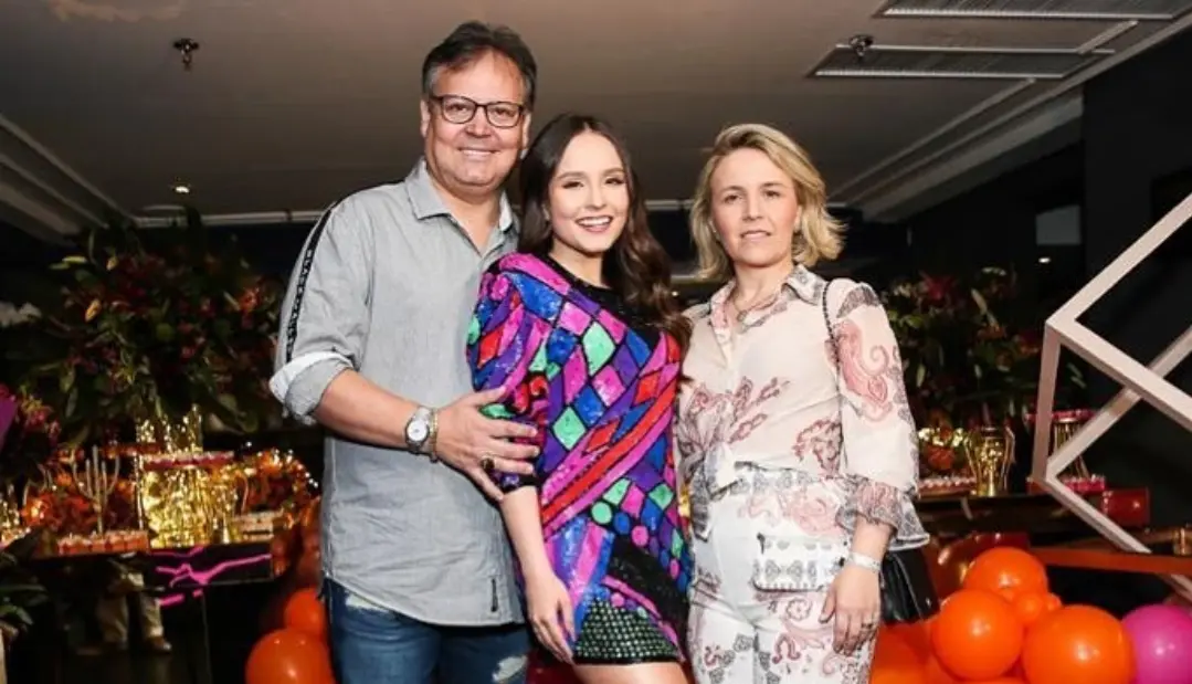 Imagem da notícia: Mãe de Larissa Manoela vendeu mansão da atriz nos Estados Unidos sem ela saber, revela jornalista