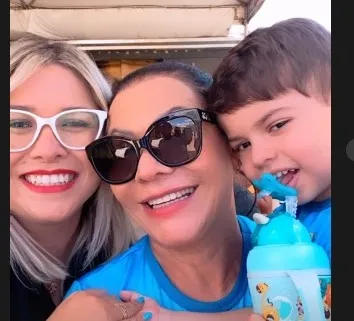 A publicação das imagens do filho de Marília Mendonça com sósia da artista rendeu críticas nas redes sociais, que foram rebatidas pela mãe de Marília neste domingo (23). 