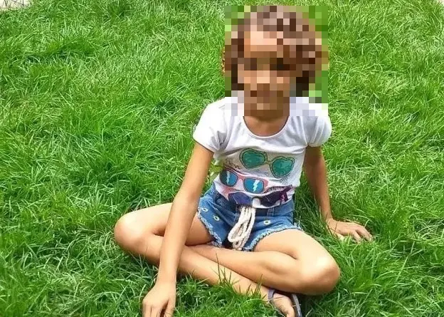 Sophia é uma menina de oito anos, magra, de cabelos loiros e cacheados