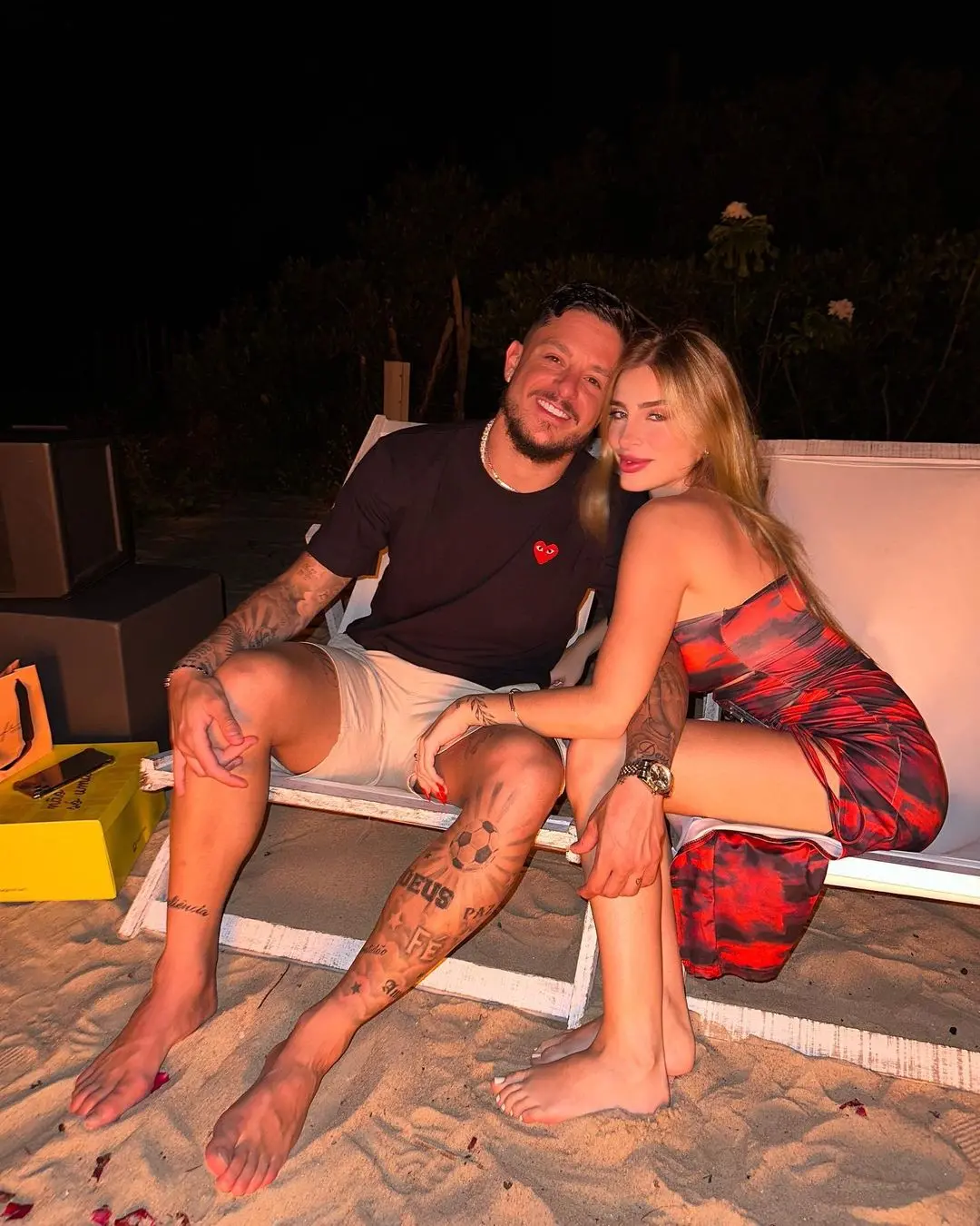 Imagem da notícia: Jogador do Fortaleza Lucas Crispim e Vitória Bellato descobrem sexo do bebê em chá revelação