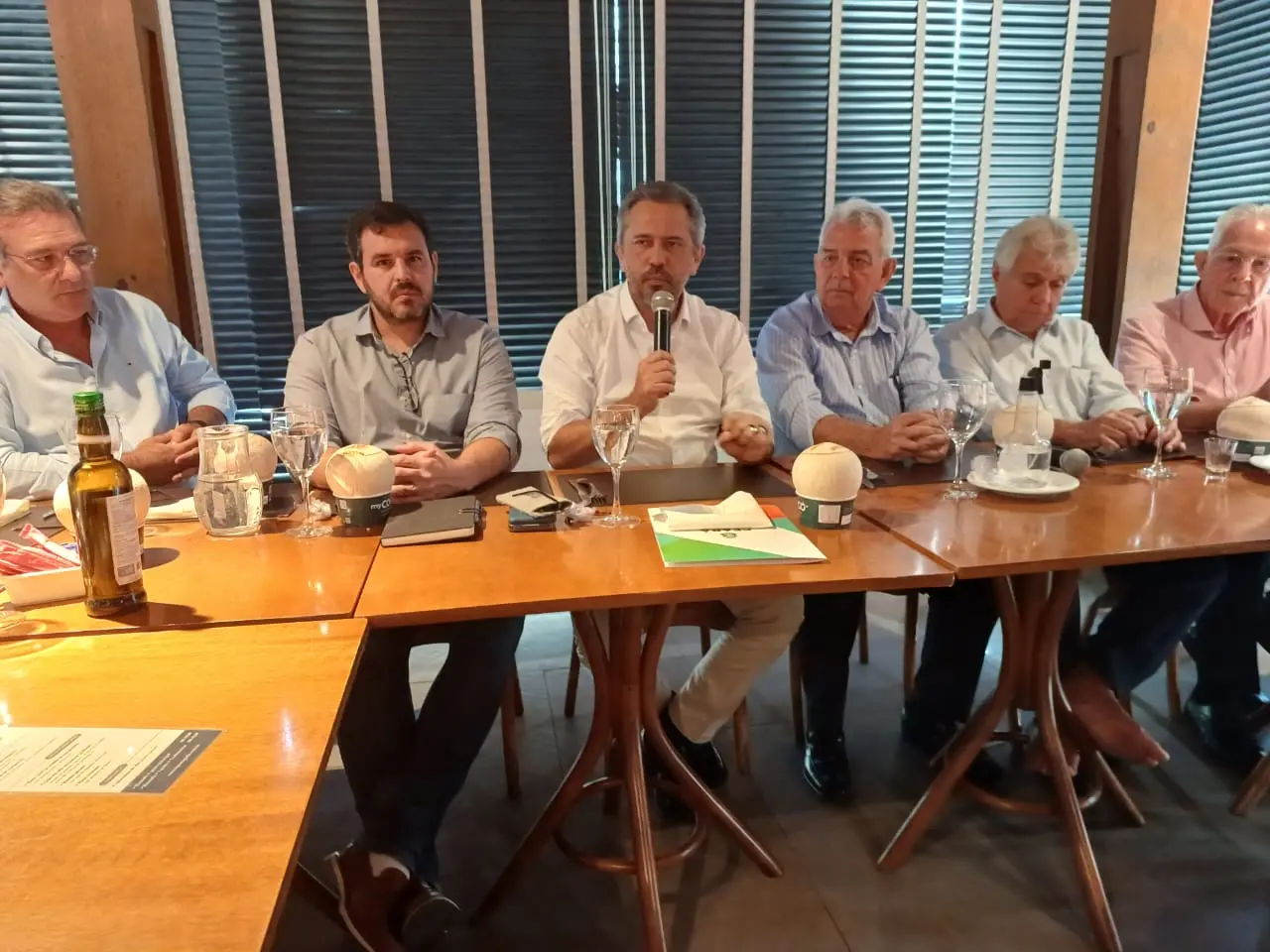 Imagem da notícia: Elmano e líderes do agro cearense celebram casamento, mas ouvindo verdades