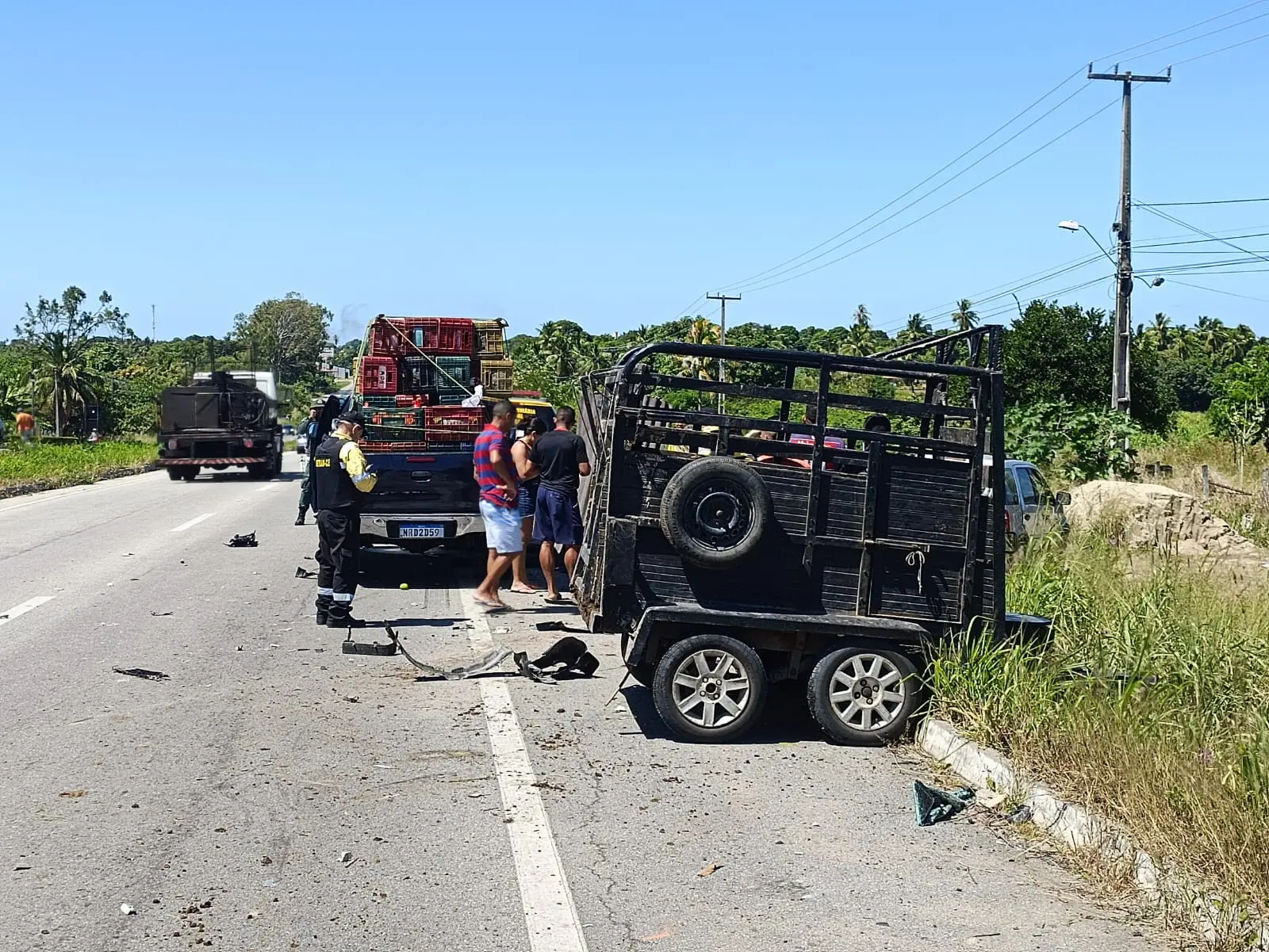 Imagem da notícia: Sargento da PRE é atropelado durante fiscalização na CE-040 e socorrido de helicóptero 