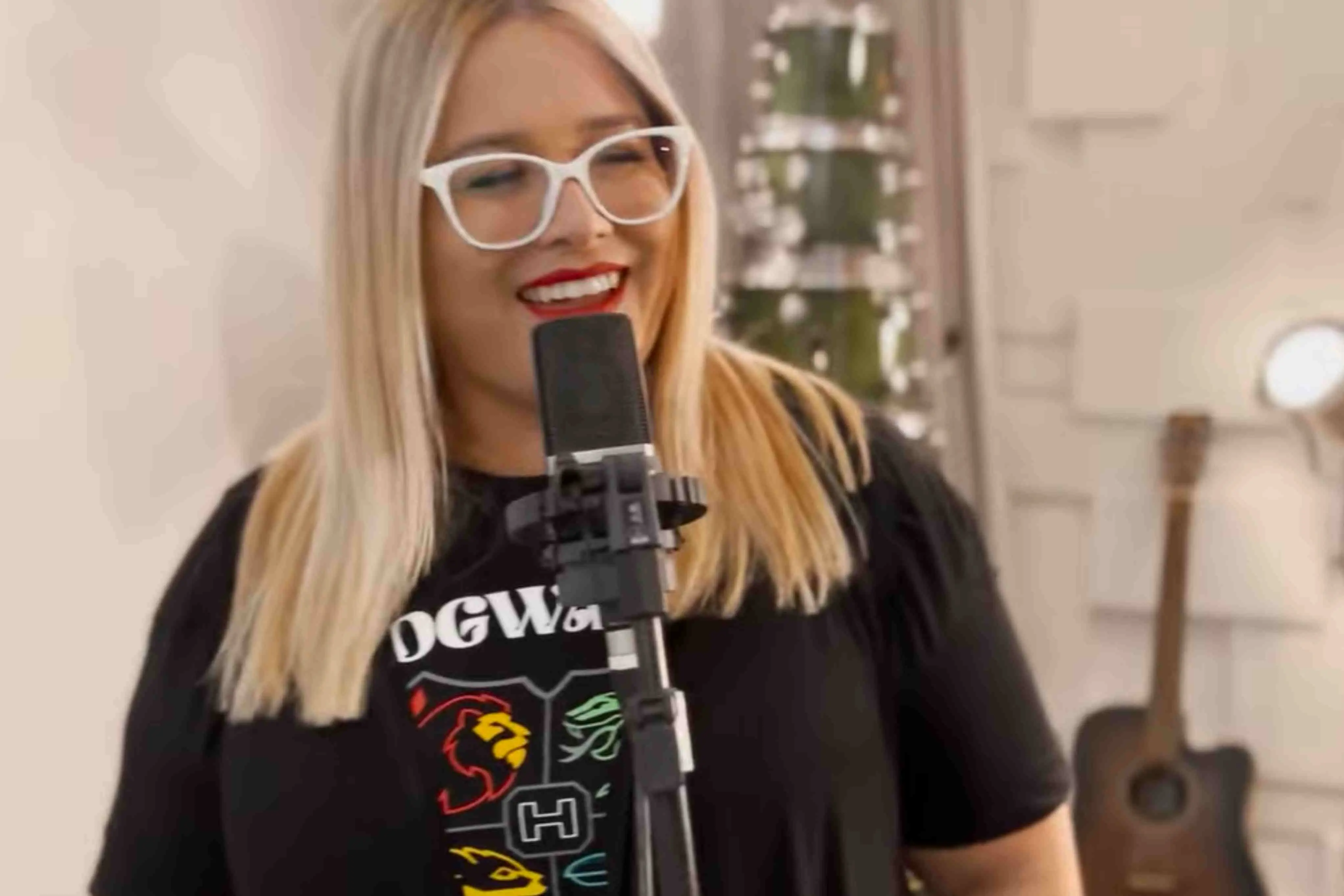 Imagem da notícia: Sósia de Marília Mendonça pede desculpas após encontro com mãe e filho da cantora viralizar
