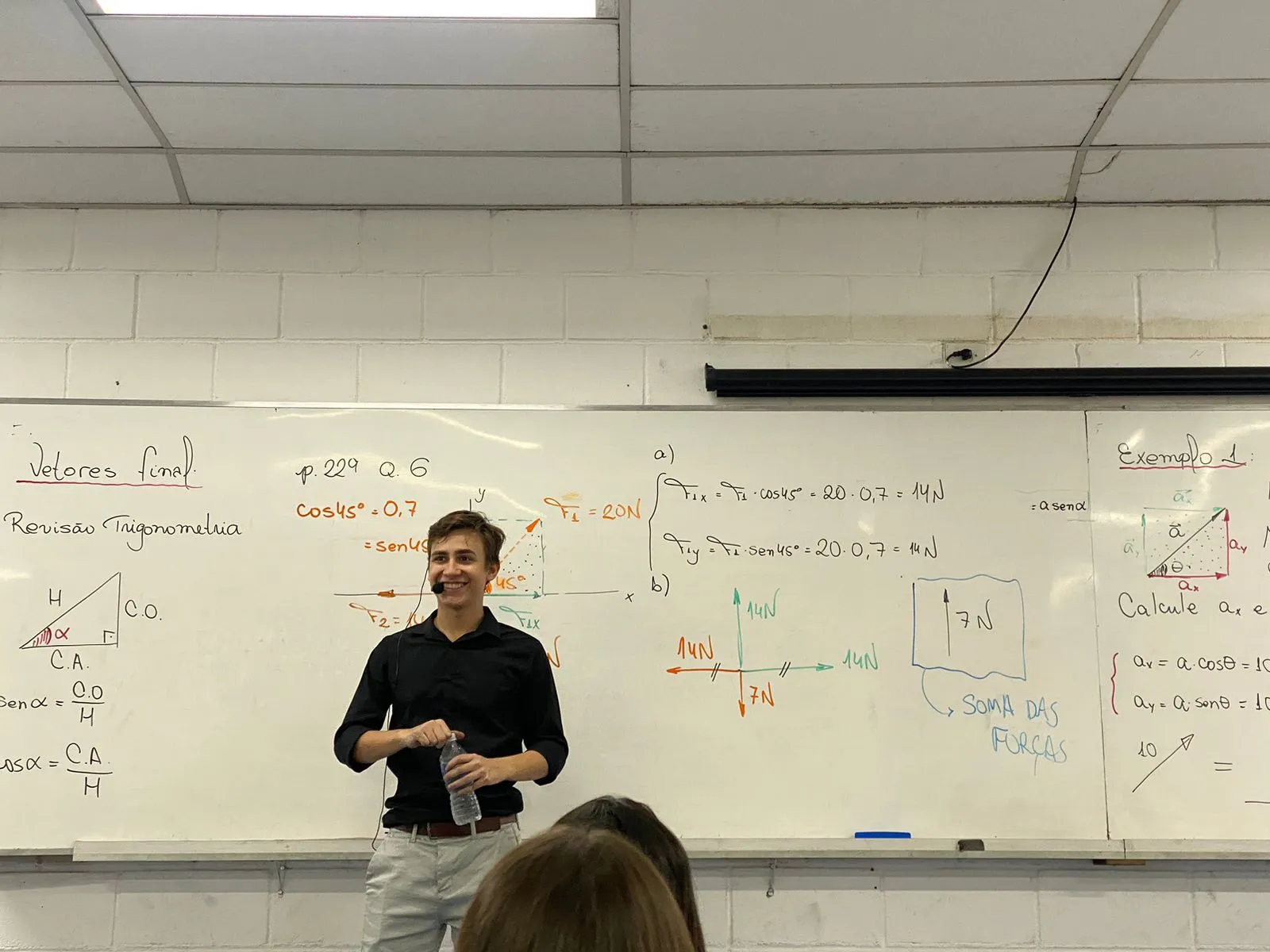 Caio dá aula a estudantes de baixa renda em um cursinho gratuito ofertado pelo ITA