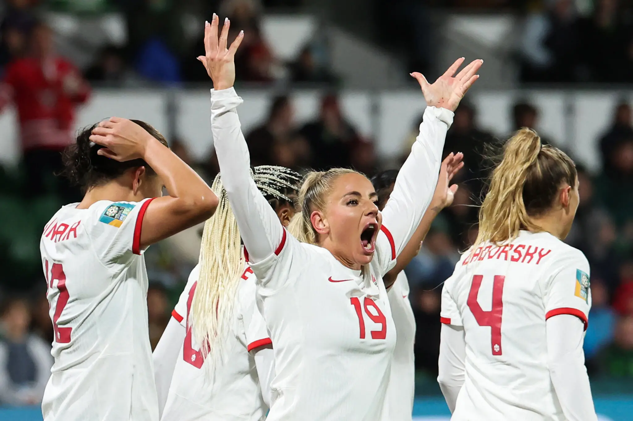 Imagem da notícia: Canadá vence de virada, encaminha classificação e Irlanda se despede da Copa do Mundo feminina