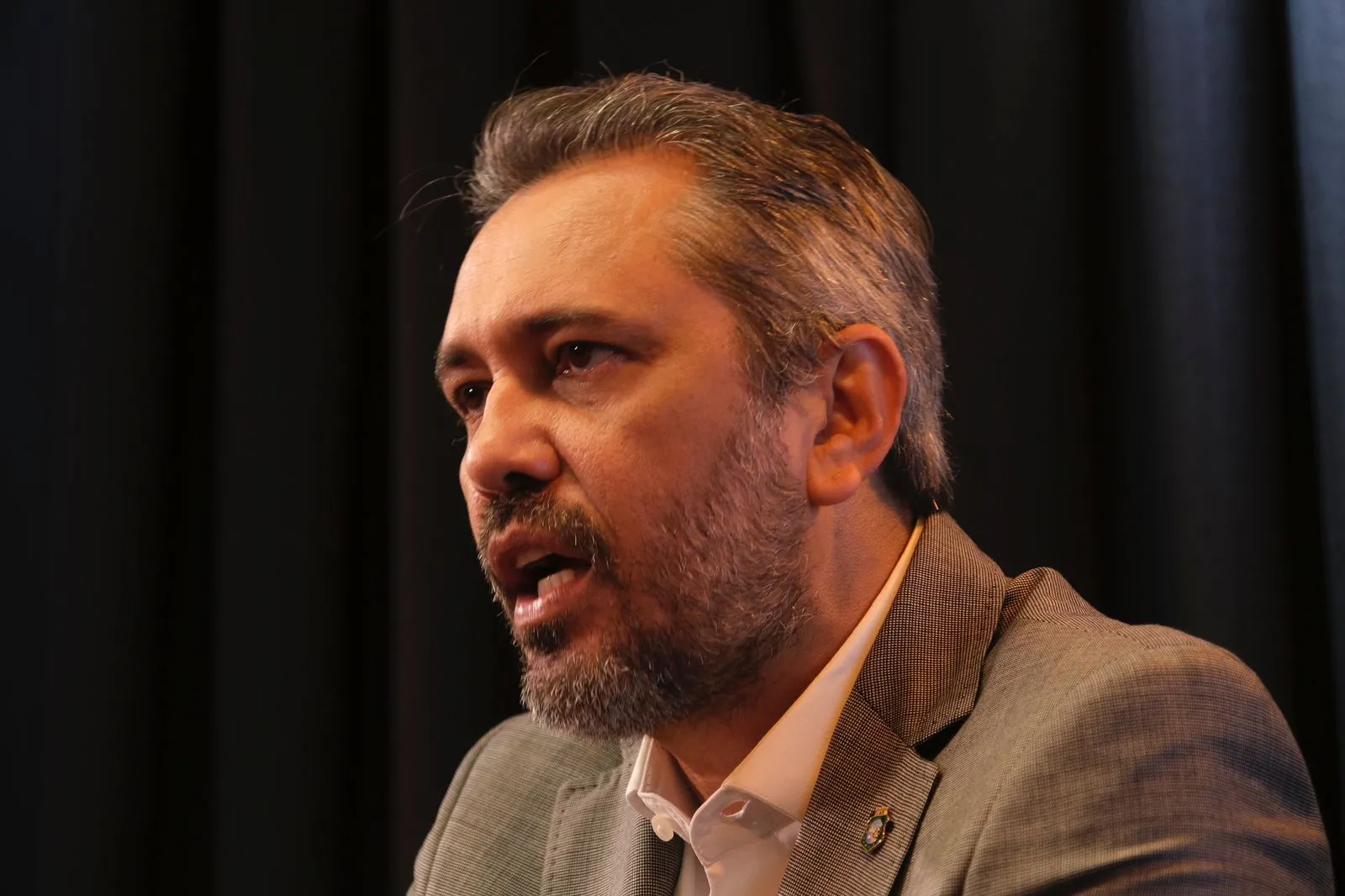 O governador Elmano de Freitas afirma que a Prefeitura não cumpriu sua parte no acordo sobre a reforma da Ponte dos Ingleses