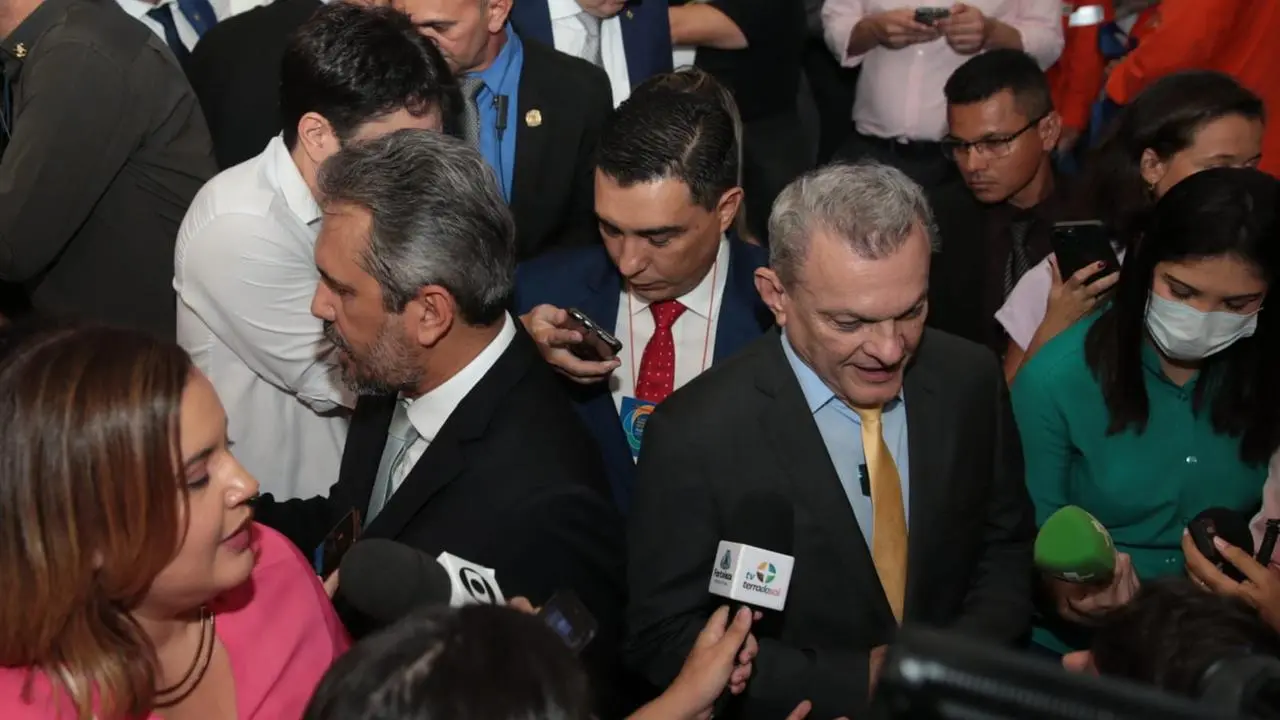 Imagem da notícia: Relembre cinco vezes em que Sarto e Elmano entraram em embates públicos 
