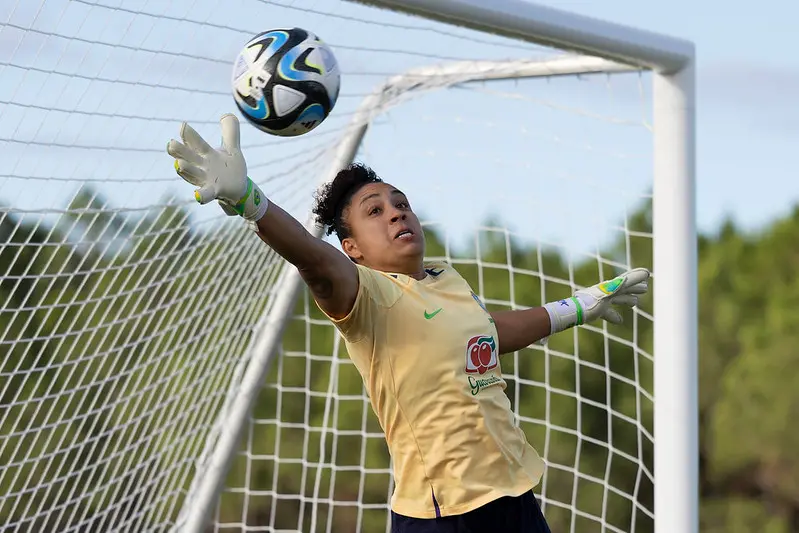 Imagem da notícia: Após susto em treino, Letícia projeta duelo do Brasil contra a França na Copa do Mundo: 'evoluímos'