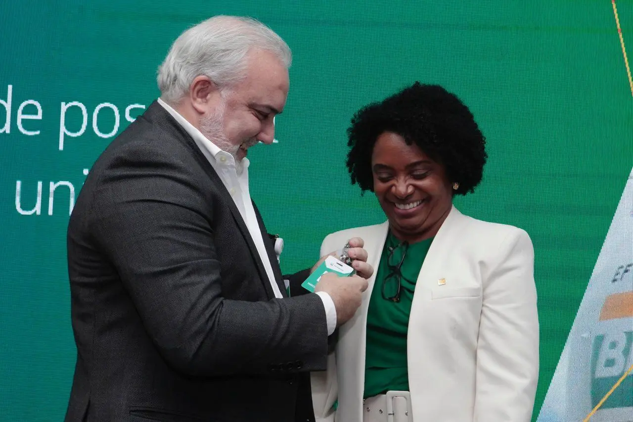 Imagem da notícia: Petrobras tem primeira mulher negra no comando de uma refinaria